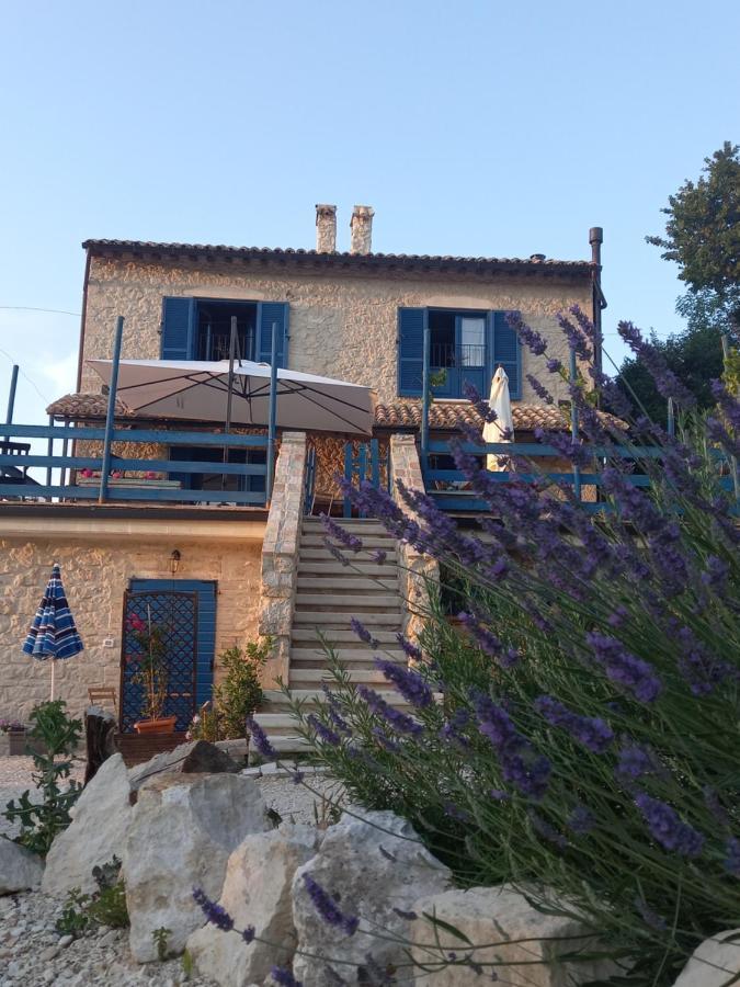 La Casa Dalle Finestre Blu Abbateggio Exteriör bild