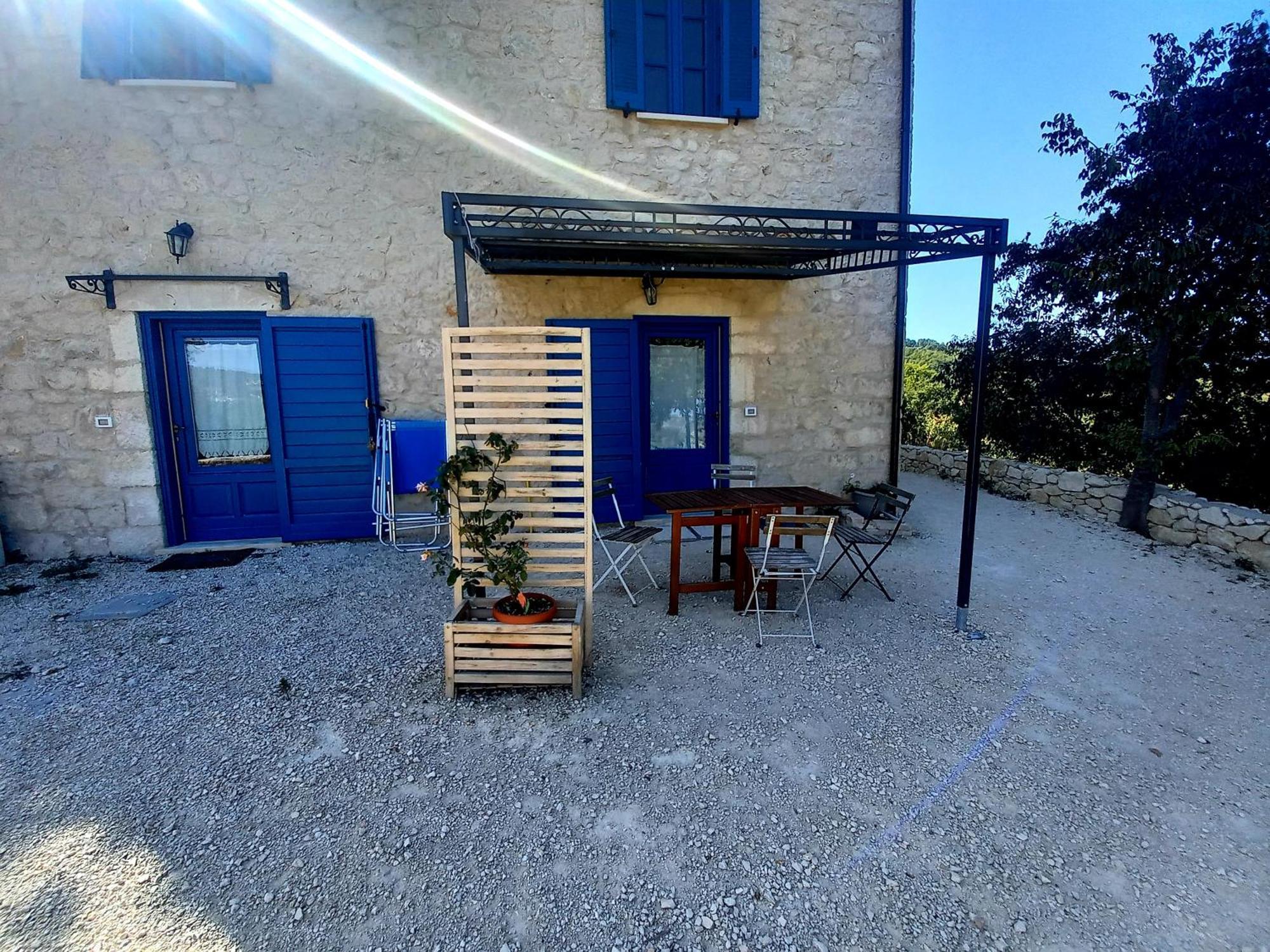La Casa Dalle Finestre Blu Abbateggio Exteriör bild